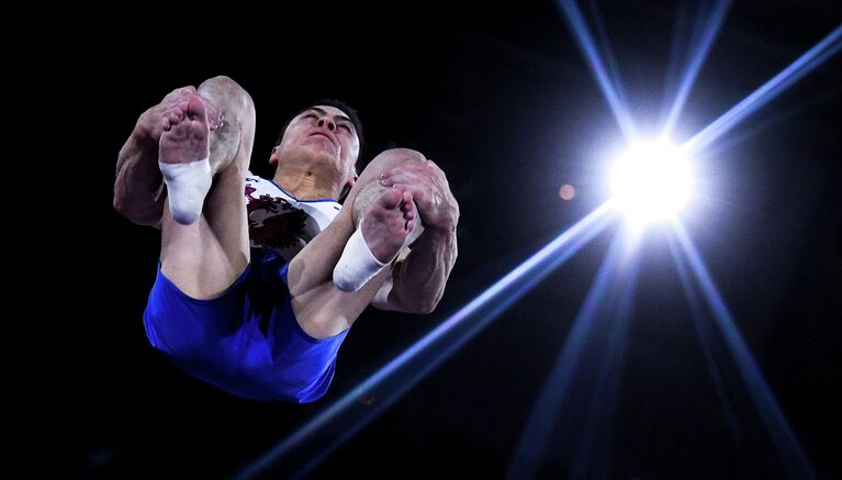 Никита Нагорный (Россия) выполняет опорный прыжок в личном многоборье среди мужчин на чемпионате мира по спортивной гимнастике в Штутгарте