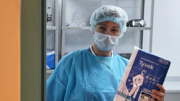 Медик демонстрирует упаковку с противочумным комплектом для сотрудников отдельного режимного корпуса Городской клинической инфекционной больницы имени С. П. Боткина, где размещены люди с подозрением на коронавирусную инфекцию