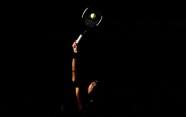 Хуан-Мартин дель Потро (Аргентина) в матче 4-го круга мужского одиночного разряда Открытого чемпионата Франции по теннису против Карена Хачанова (Россия)