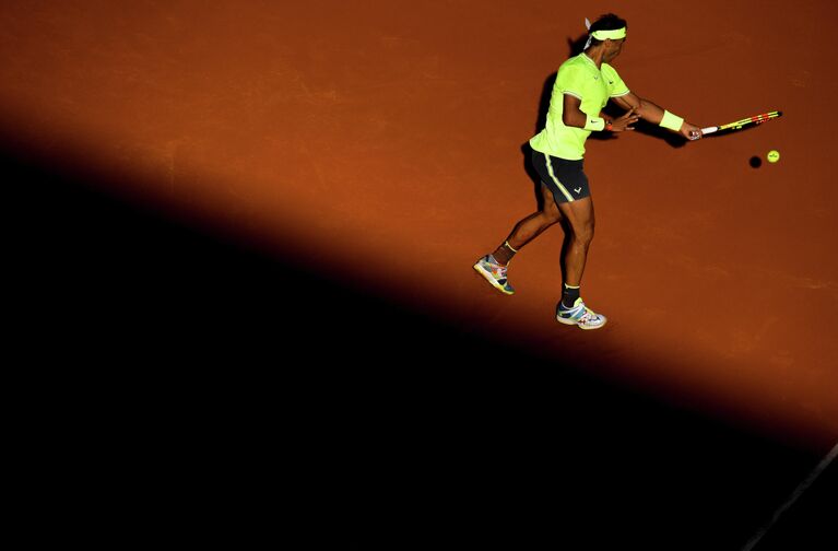 Рафаэль Надаль (Испания) в матче 3-го круга мужского одиночного разряда Открытого чемпионата Франции по теннису против Давида Гоффена (Бельгия)
