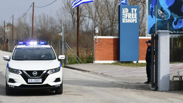Автомобиль полиции у контрольно-пропускного пункта на границе Греции и Турции в районе поселка Кастанеэ