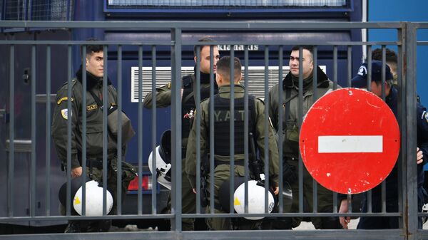 Греческие полицейские на контрольно-пропускном пункте на границе Греции и Турции в районе поселка Кастанеэ