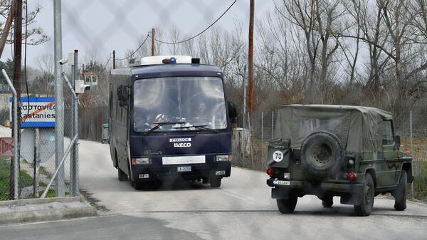 Транспорт полиции и армии на контрольно-пропускном пункте на границе Греции и Турции в районе поселка Кастанеэ