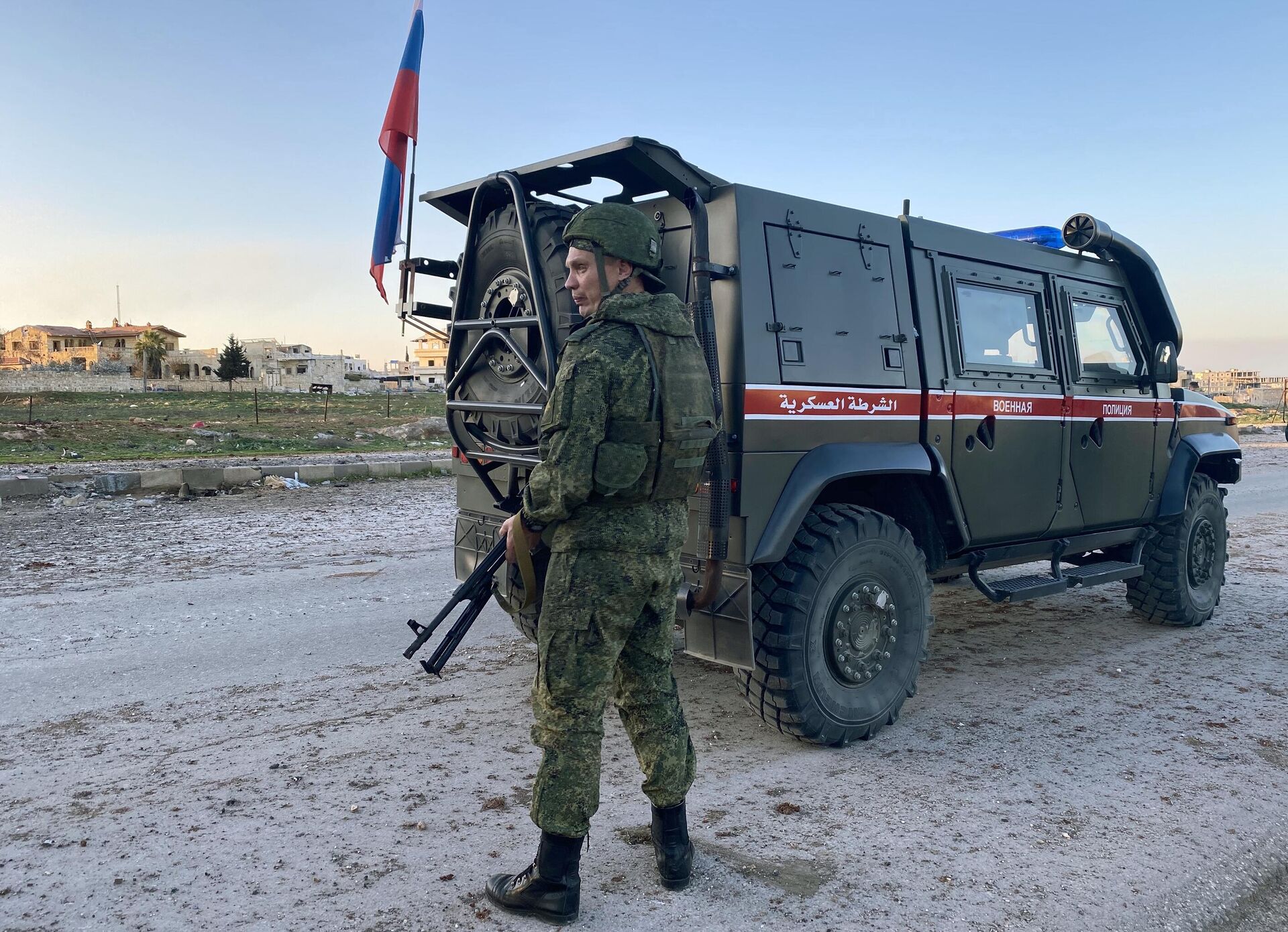 Патруль российской военной полиции в районе освобожденного от боевиков города Саракеб в провинции Идлиб - РИА Новости, 1920, 14.10.2020