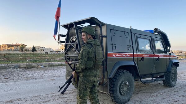 Патруль российской военной полиции в районе города Саракеб в Сирии