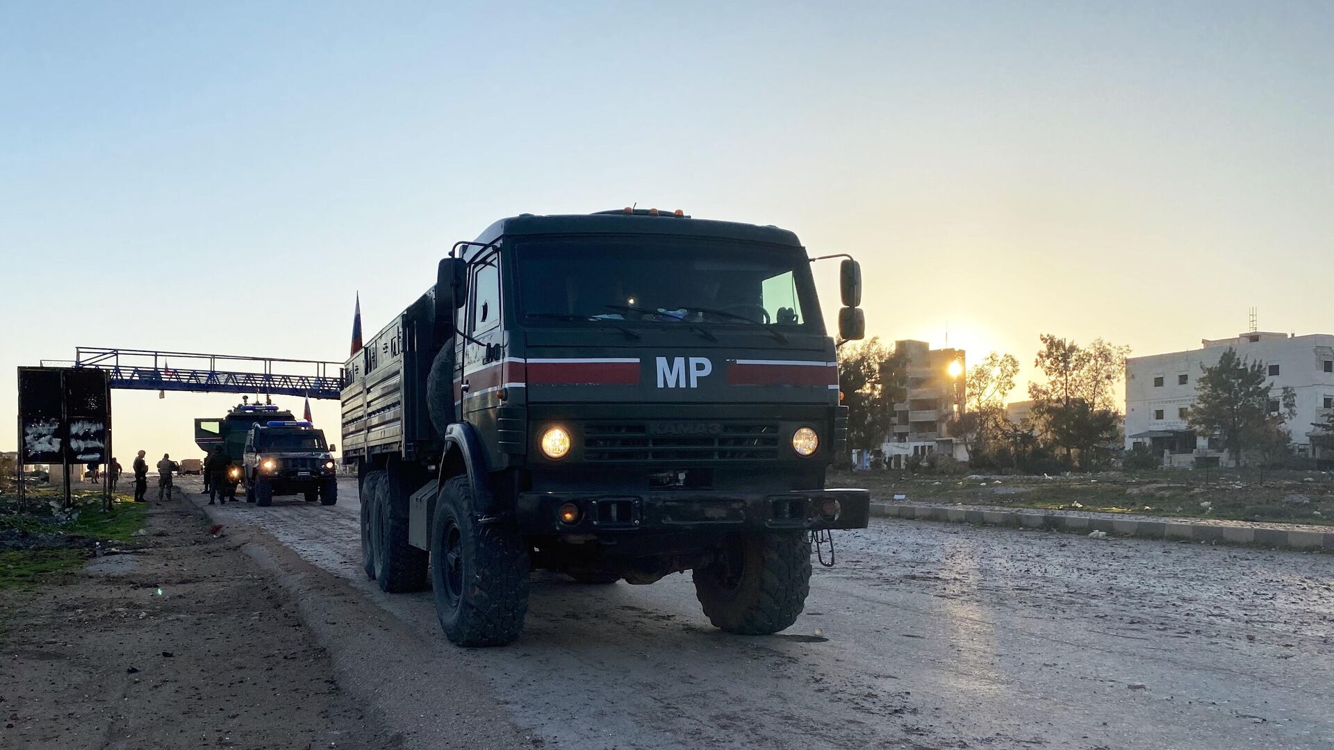 Патруль российской военной полиции в районе освобожденного от боевиков города Саракеб в провинции Идлиб - РИА Новости, 1920, 12.11.2020