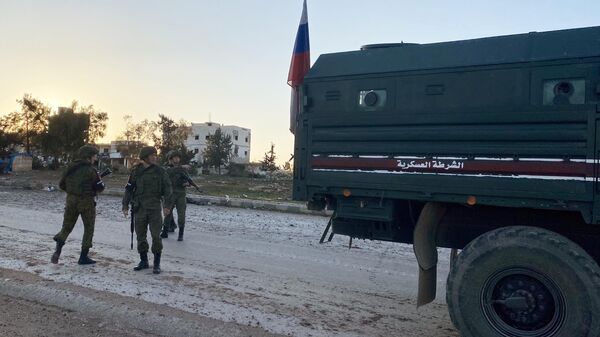 Патруль российской военной полиции в районе освобожденного от боевиков города Саракеб в провинции Идлиб