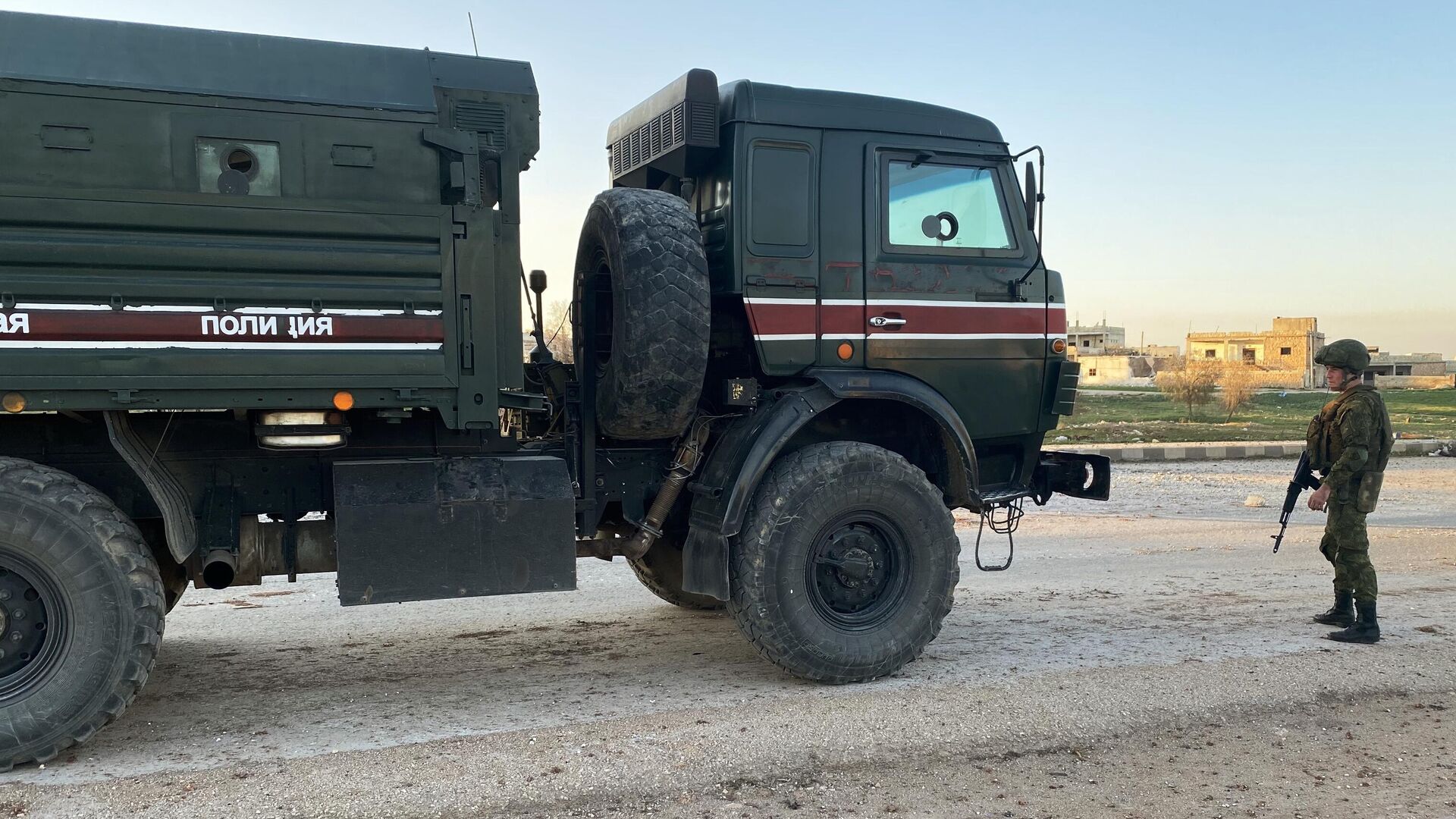 Патруль российской военной полиции в районе освобожденного от боевиков города Саракеб в провинции Идлиб - РИА Новости, 1920, 13.05.2021