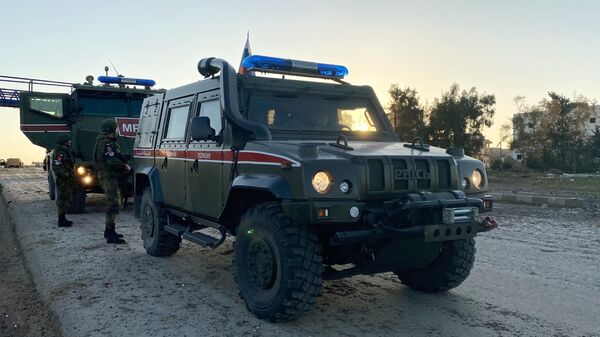 Патруль российской военной полиции в районе освобожденного от боевиков города Саракиб в провинции Идлиб