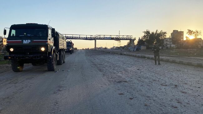 Патруль российской военной полиции в районе освобожденного от боевиков города Саракеб в провинции Идлиб