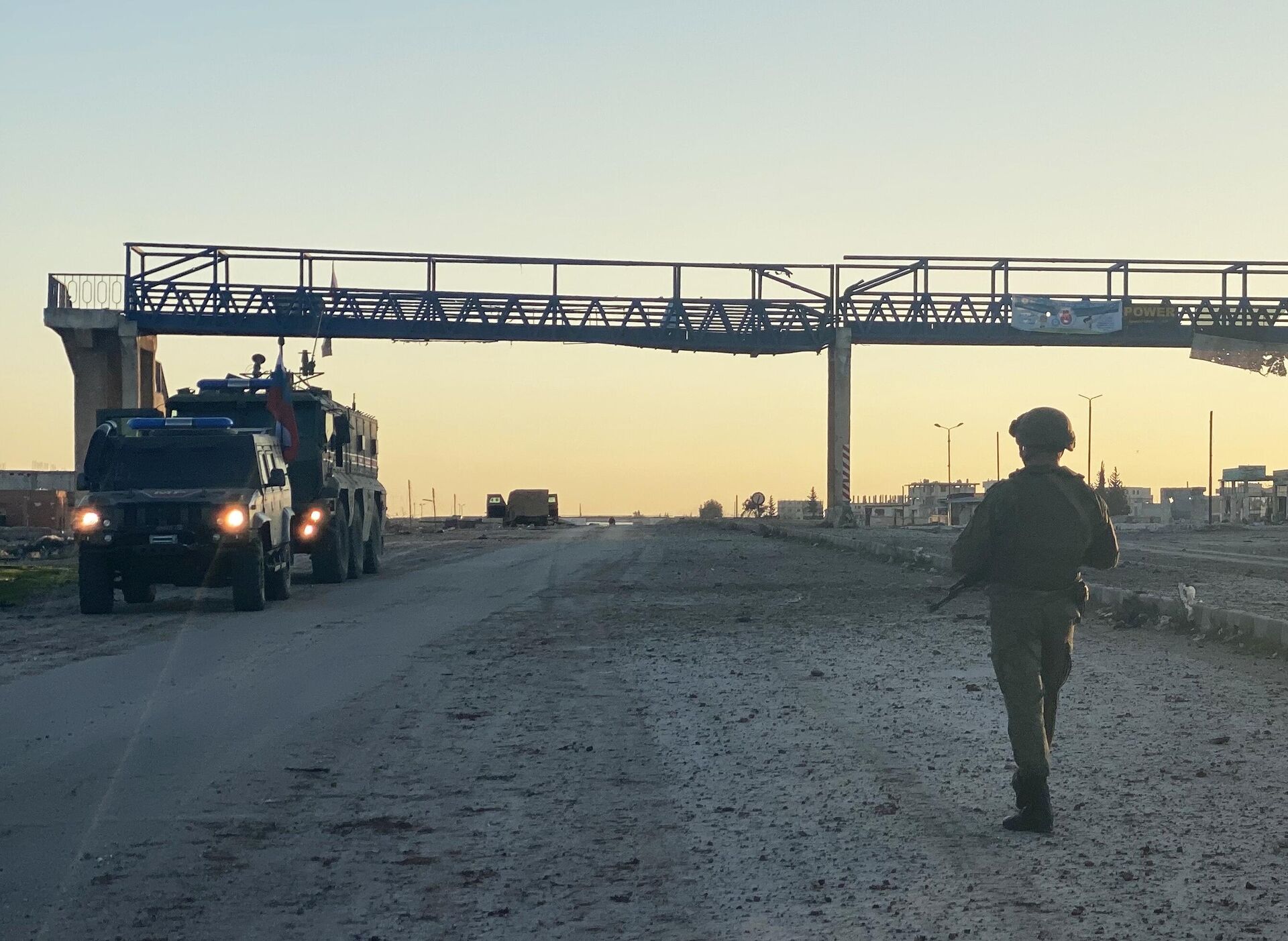 Патруль российской военной полиции в районе освобожденного от боевиков города Саракеб в провинции Идлиб - РИА Новости, 1920, 07.06.2021