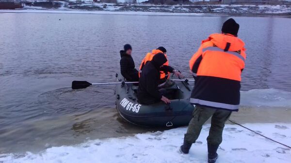 Спасение двух человек с оторвавшейся льдины в Амурске