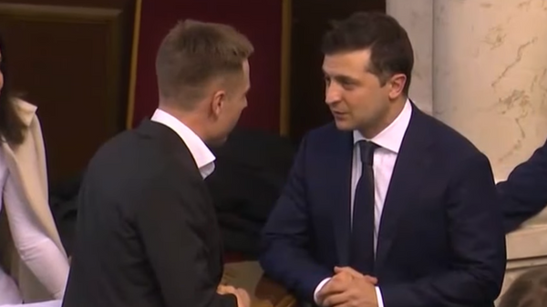 Зеленский отказался пожать руку депутату Рады