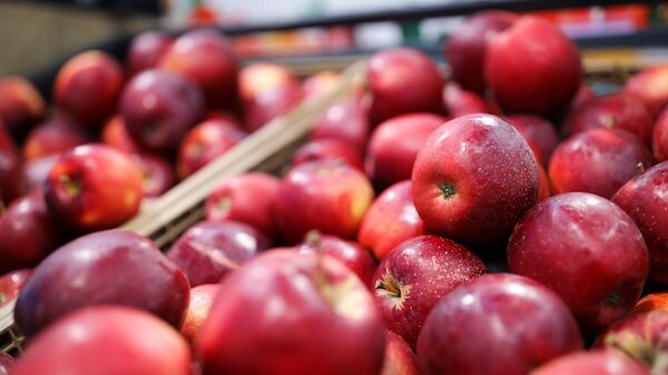 Торговая полка с яблоками в магазине Магнит в Краснодаре