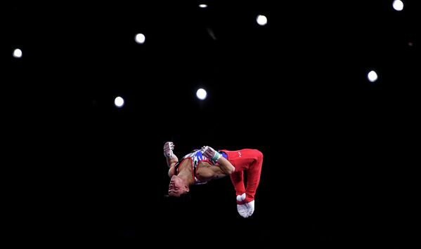 Артур Далалоян (Россия) выполняет упражнения на перекладине в личном многоборье среди мужчин на чемпионате мира по спортивной гимнастике в Штутгарте.