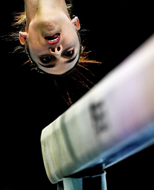 Джорджия Вилла (Италия) во время выступления на гимнастическом бревне на 8-м Европейском чемпионате по художественной гимнастике в Щецине, Польша. 