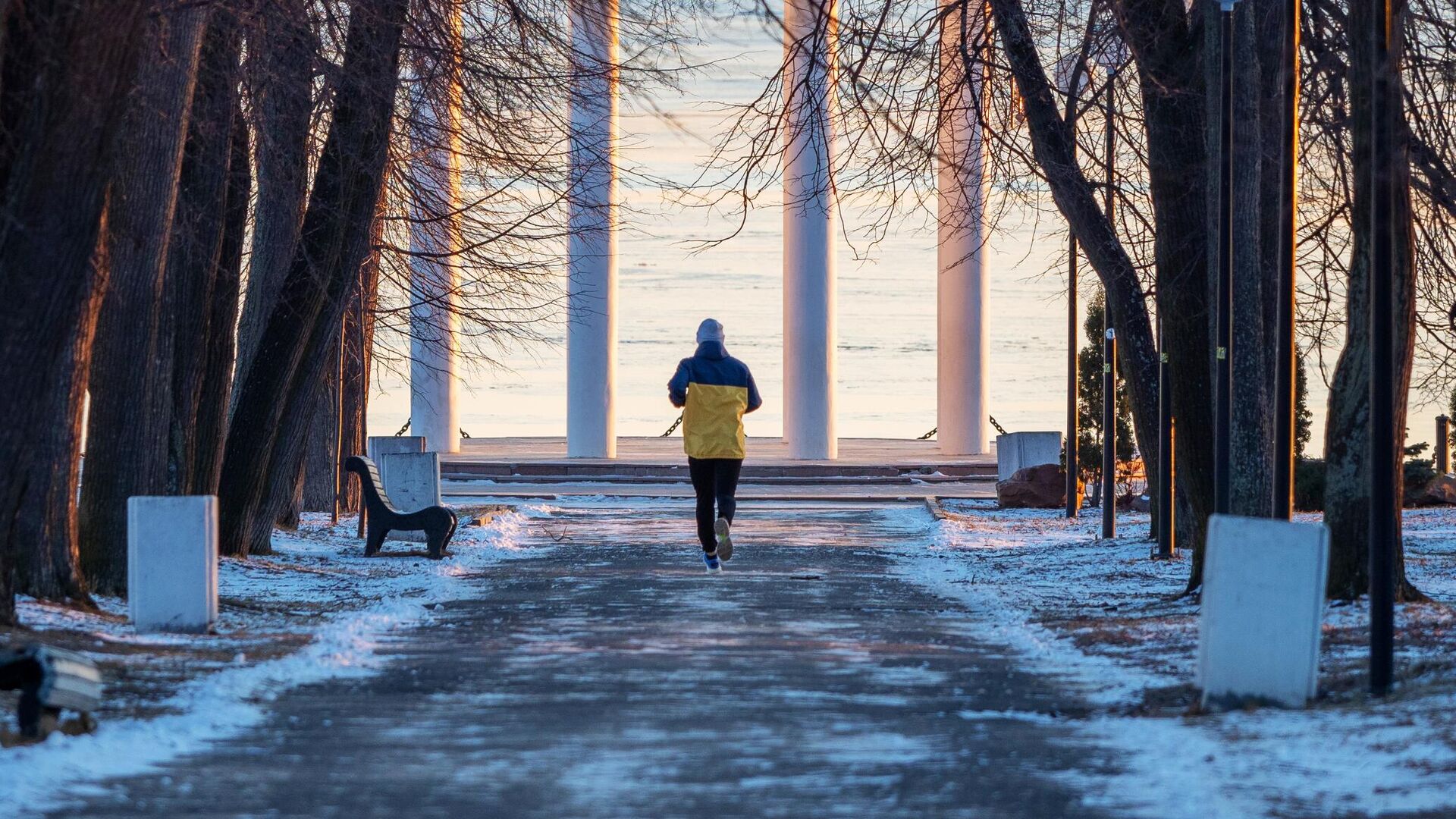 Молодой человек бежит по бульвару к набережной Онежского озера в Петрозаводске - РИА Новости, 1920, 22.12.2021
