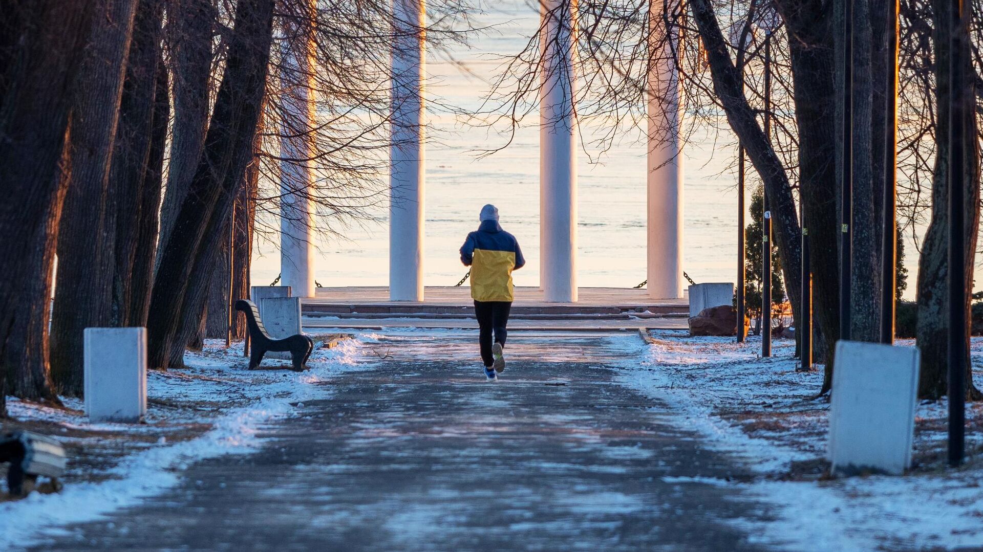 Молодой человек бежит по бульвару к набережной Онежского озера в Петрозаводске - РИА Новости, 1920, 02.02.2022