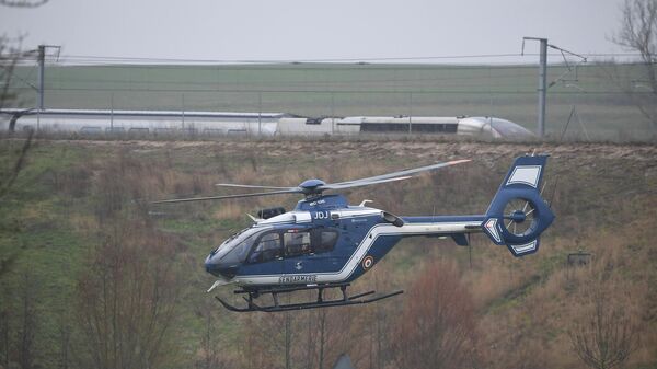 Вертолет  жандармерии кружит около схода с рельсов скоростного поезда  Страсбург в Париж. 5 марта 2020