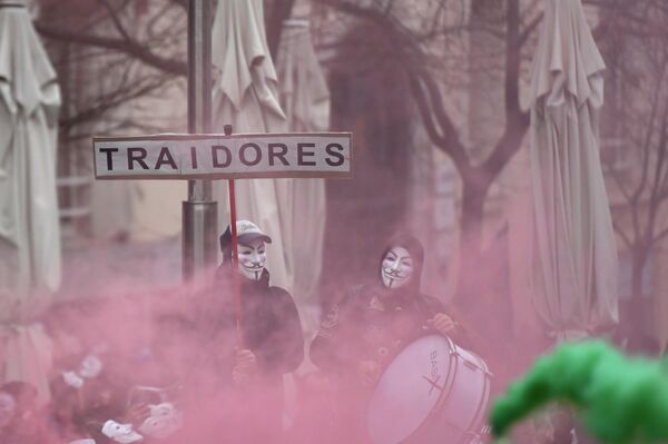 Сотрудники полиции и гражданской гвардии во время демонстрации в Мадриде с требованием повысить зарплату