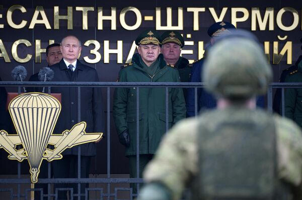 Верховный главнокомандующий, президент РФ Владимир Путин проводит смотр личного состава 104-го гвардейского десантно-штурмового ордена Кутузова Краснознаменного полка 76-й воздушно-десантной дивизии Верховный главнокомандующий, президент РФ Владимир Путин проводит смотр личного состава 104-го гвардейского десантно-штурмового ордена Кутузова Краснознаменного полка 76-й воздушно-десантной дивизии