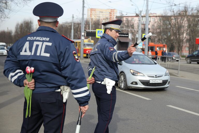 Инспекторы ДПС Краснодара останавливают автомобили, чтобы поздравить женщин-водителей с наступающим праздником 8 Марта