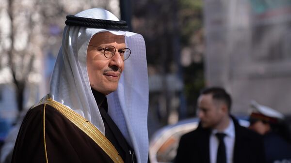 Министр энергетики Саудовской Аравии принц Абдель Азиз бен Сальман после заседания министров стран ОПЕК  в Вене