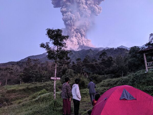 Извержение вулкана Мерапи в Индонезии 