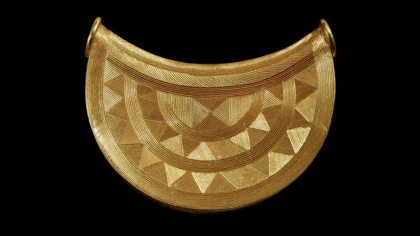3000-летняя золотая булла, найденная на на территории графства Шропшир в Великобритании