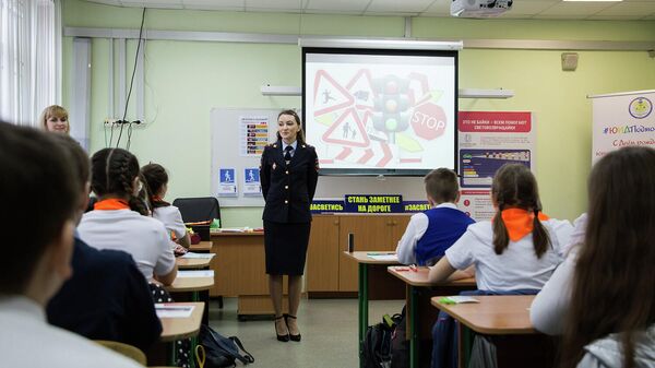 Инспектор ГИБДД Наталья Гирявая проводит лекцию о правилах безопасного поведения на дорогах