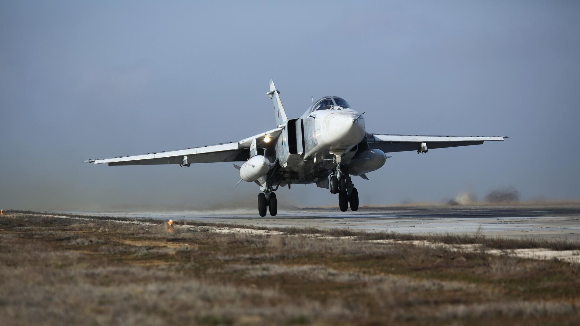 Бомбардировщик Су-24М во время летно-тактических учений в Волгоградской области - РИА Новости, 1920, 30.07.2021