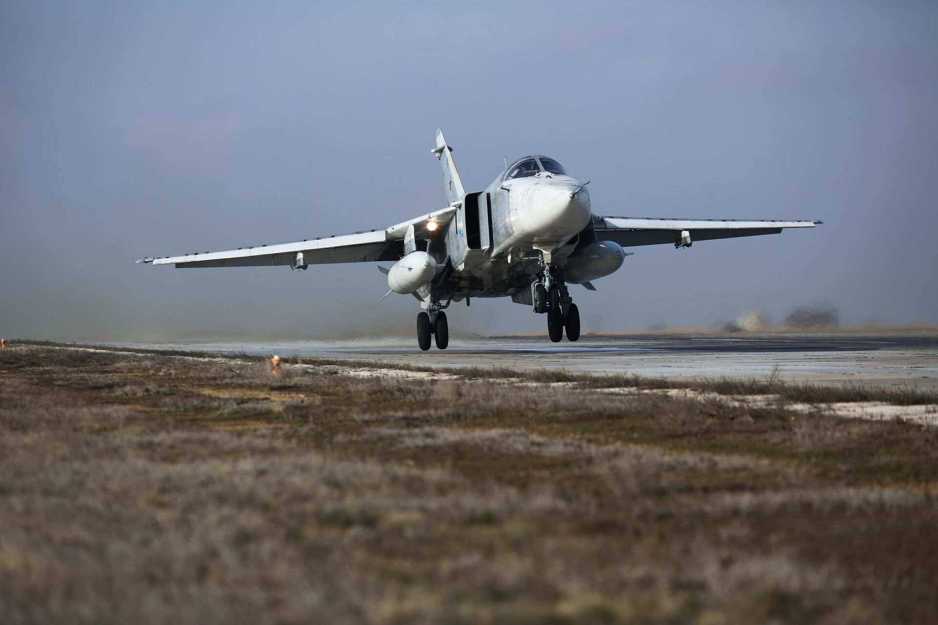 Бомбардировщик Су-24М во время летно-тактических учений в Волгоградской области - РИА Новости, 1920, 23.06.2021