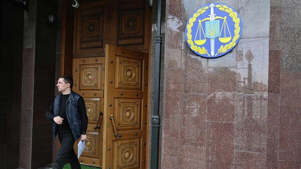 Мужчина выходит из здания генеральной прокуратуры Украины в Киеве 