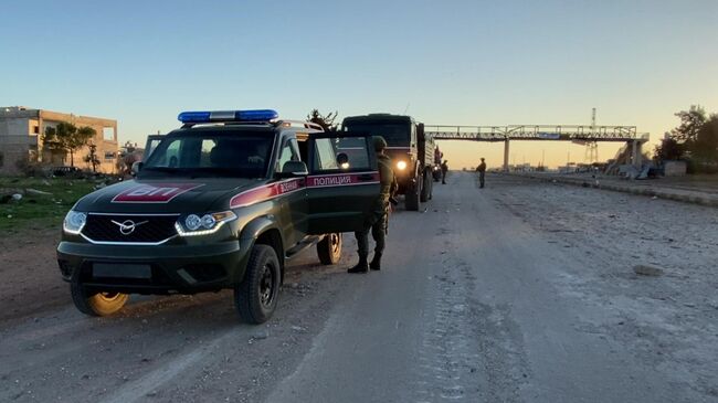 Патруль российской военной полиции в районе освобожденного от боевиков города Саракеб в провинции Идлиб