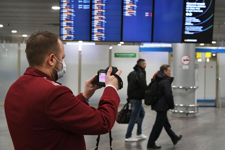 Проверка температуры пассажиров в аэропорту Шереметьево