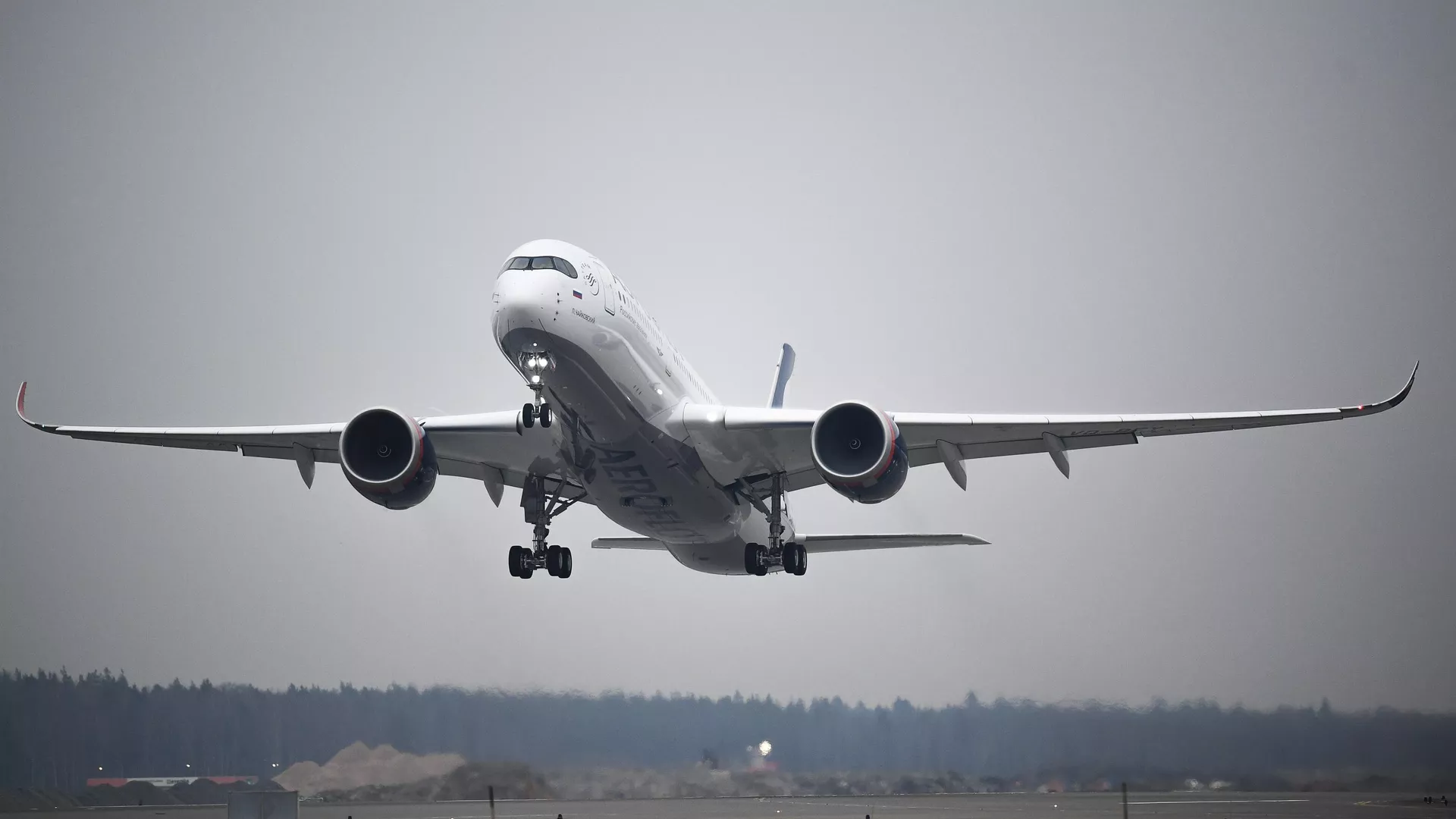 Новый самолет Airbus A350-900 во время взлета - РИА Новости, 1920, 07.12.2020