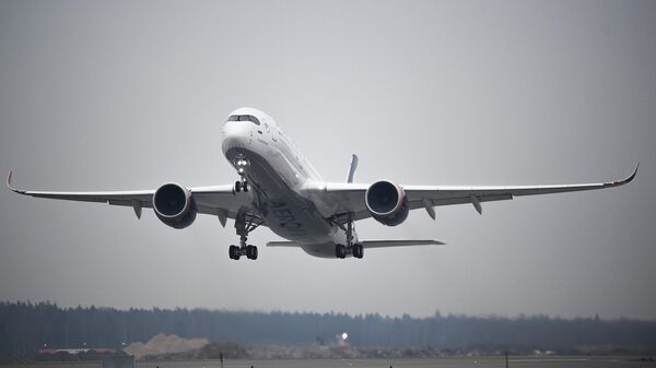 самолет Airbus A350-900 во время взлета в Международном аэропорту Шереметьево