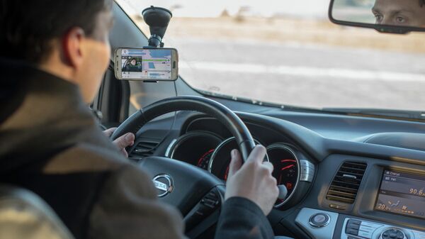Водитель, использующий приложение Drive Safely
