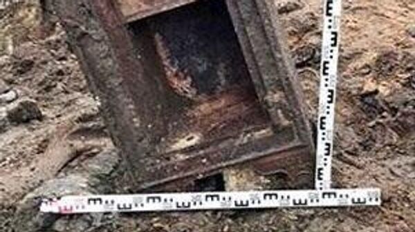 Московские археологи обнаружили на улице Казакова сейф конца XIX - начала XX века со следами взлома