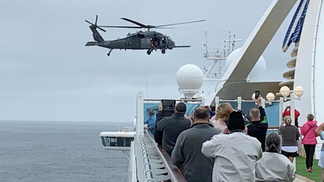 Пассажиры на борту круизного лайнера Grand Princess