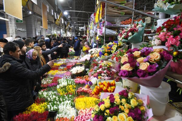 Продажа цветов на Рижском рынке в Москве