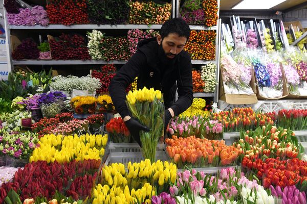 Продавец цветов на Рижском рынке в Москве