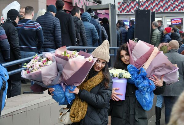 Покупательницы с цветами на Рижском рынке в Москве
