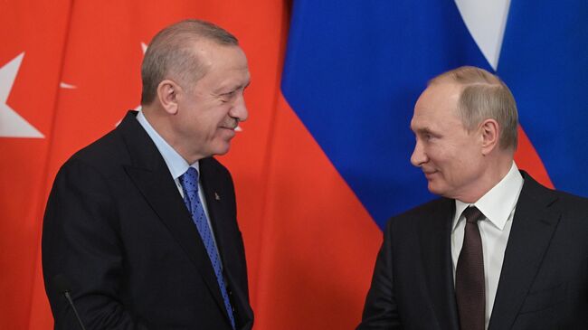 Президент РФ Владимир Путин и президент Турции Реджеп Тайип Эрдоган во время пресс-подхода