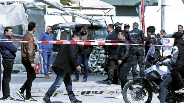 Место взрыва у посольства США в Тунисе. 6 марта 2020