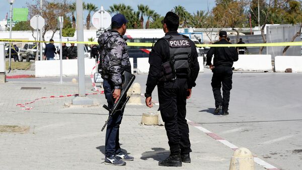 Полицейские на месте взрыва у посольства США в Тунисе