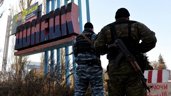 Ополченцы у стелы на въезде в Донецк