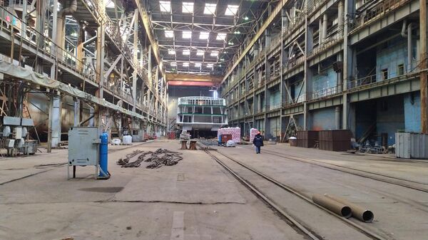 Цех судостроительного завода Лотос в Астраханской области
