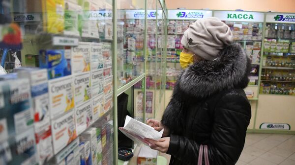 Покупательница в защитной маске в одной из аптек Читы