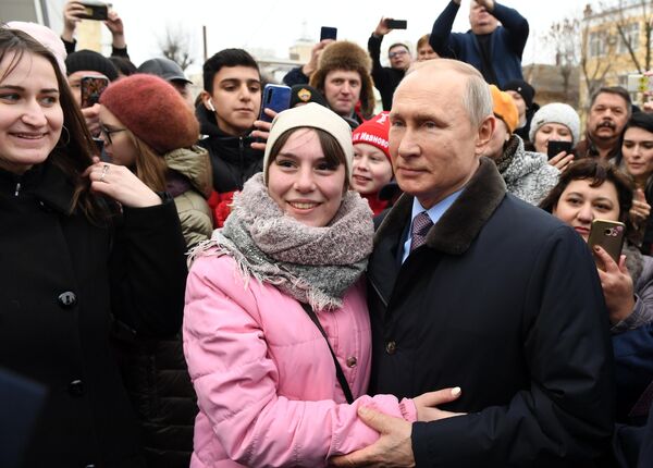  Президент РФ Владимир Путин с местными жителями после посещения детской поликлиники городской клинической больницы №4 города Иваново